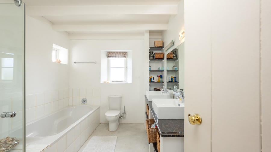 4 Bedroom Property for Sale in Struisbaai Western Cape